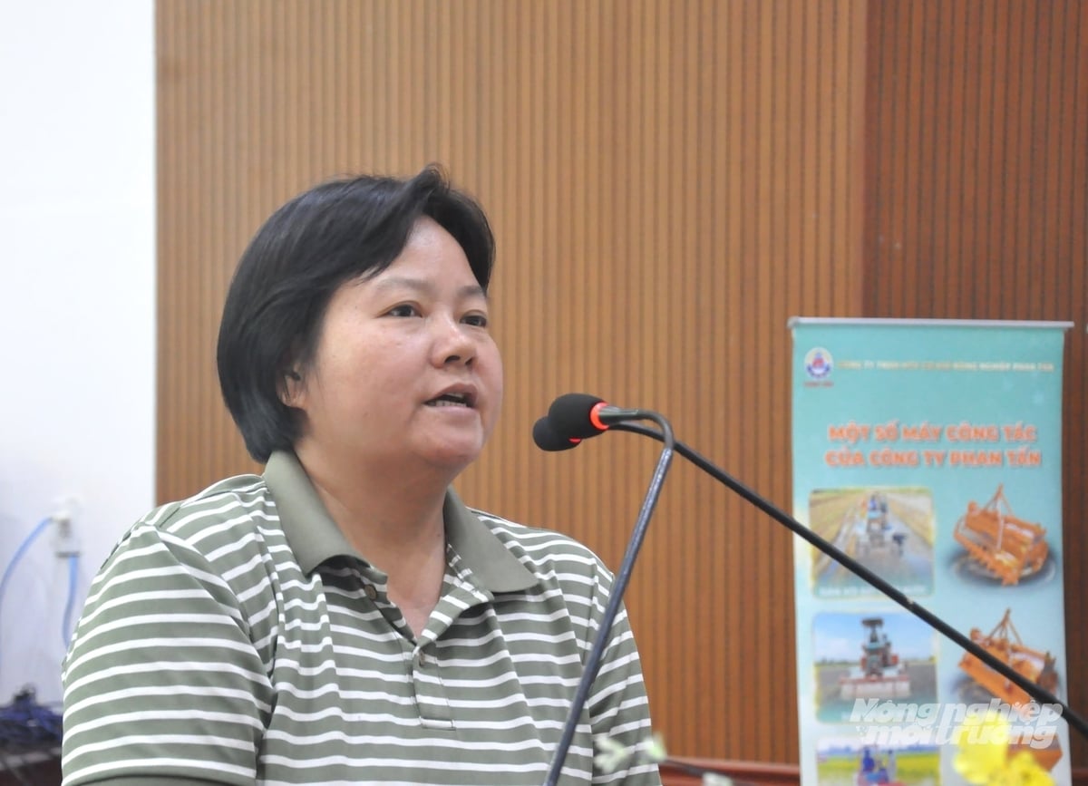 Bà Đào Thị Như Hè, Giám đốc Công ty TNHH Thương mại Dịch vụ Sài Gòn Kim Hồng trình bày về ưu điểm của máy sạ cụm - giải pháp giúp nông dân sản xuất lúa giảm phát thải. Trung Chánh. Bà Đào Thị Như Hè, Giám đốc Công ty TNHH Thương mại Dịch vụ Sài Gòn Kim Hồng trình bày về ưu điểm của máy sạ cụm - giải pháp giúp nông dân sản xuất lúa giảm phát thải. Trung Chánh.