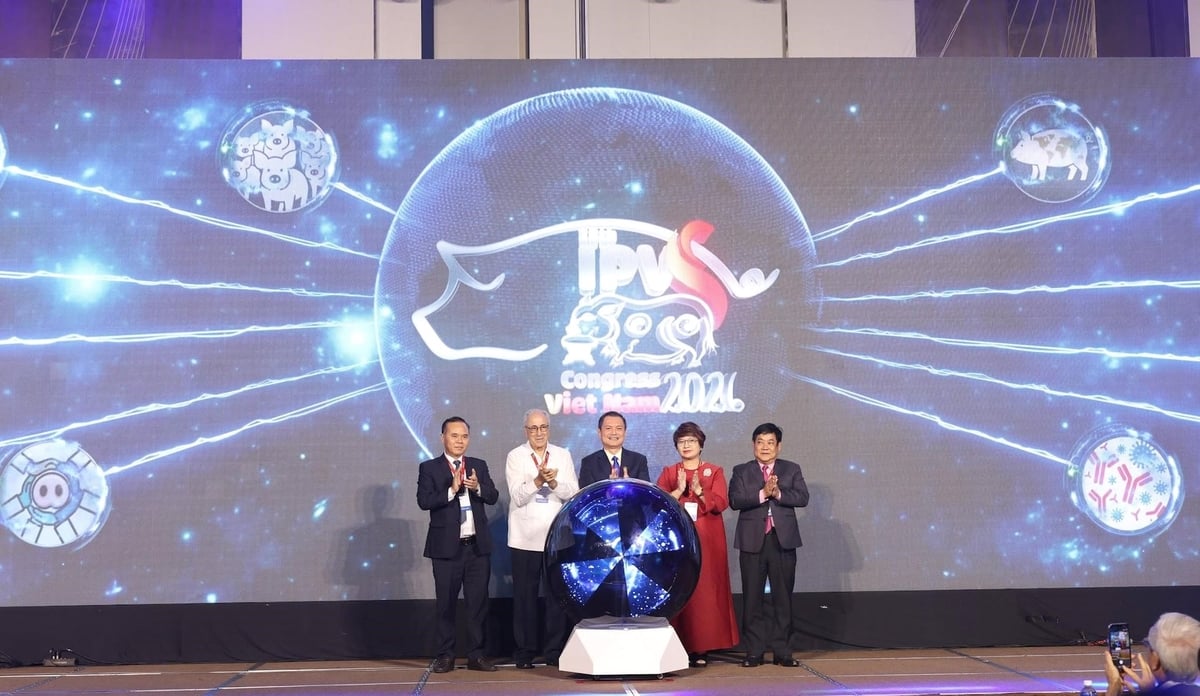 Các đại biểu thực hiện nghi thức khai mạc IPVS 2026 tại TP.HCM. Ảnh: C.P. Việt Nam. Các đại biểu thực hiện nghi thức khai mạc IPVS 2026 tại TP.HCM. Ảnh: C.P. Việt Nam.