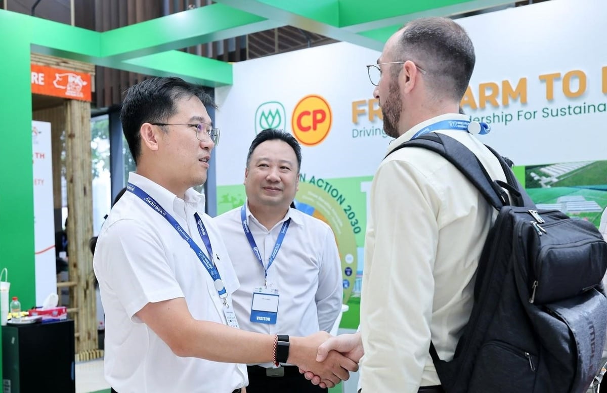 Ông Pawalit Ua-amornwanit, Tổng Giám đốc C.P. Việt Nam, trò chuyện cùng khách tham quan tại gian hàng của doanh nghiệp trong khuôn khổ IPVS 2026. Ảnh: C.P. Việt Nam. Ông Pawalit Ua-amornwanit, Tổng Giám đốc C.P. Việt Nam, trò chuyện cùng khách tham quan tại gian hàng của doanh nghiệp trong khuôn khổ IPVS 2026. Ảnh: C.P. Việt Nam.