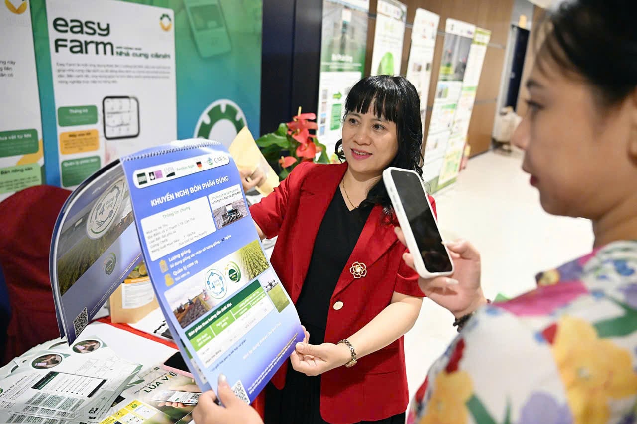 Bà Vũ Thị Lan Hương (áo đỏ), Phó Chi cục trưởng Chi cục Trồng trọt và Bảo vệ thực vật Hải Phòng cùng đại biểu tham khảo nội dung Sổ tay 'Khuyến nghị bón phân đúng' của IRRI. Ảnh: Bảo Thắng. Bà Vũ Thị Lan Hương (áo đỏ), Phó Chi cục trưởng Chi cục Trồng trọt và Bảo vệ thực vật Hải Phòng cùng đại biểu tham khảo nội dung Sổ tay 'Khuyến nghị bón phân đúng' của IRRI. Ảnh: Bảo Thắng.