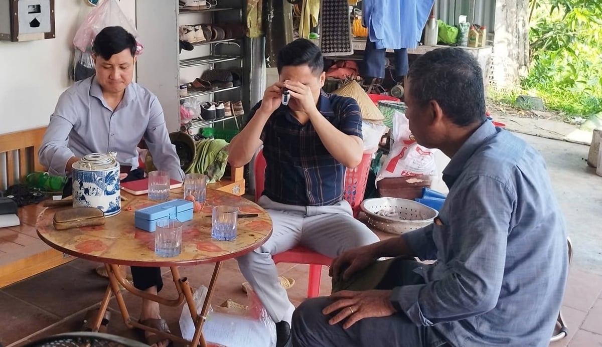 Ông Đỗ Văn Tuân (giữa) - chuyên viên Chi cục Trồng trọt và BVTV Bắc Ninh kiểm tra độ Brix (hàm lượng đường) trong quả vải. Ảnh: Phạm Minh. Ông Đỗ Văn Tuân (giữa) - chuyên viên Chi cục Trồng trọt và BVTV Bắc Ninh kiểm tra độ Brix (hàm lượng đường) trong quả vải. Ảnh: Phạm Minh.