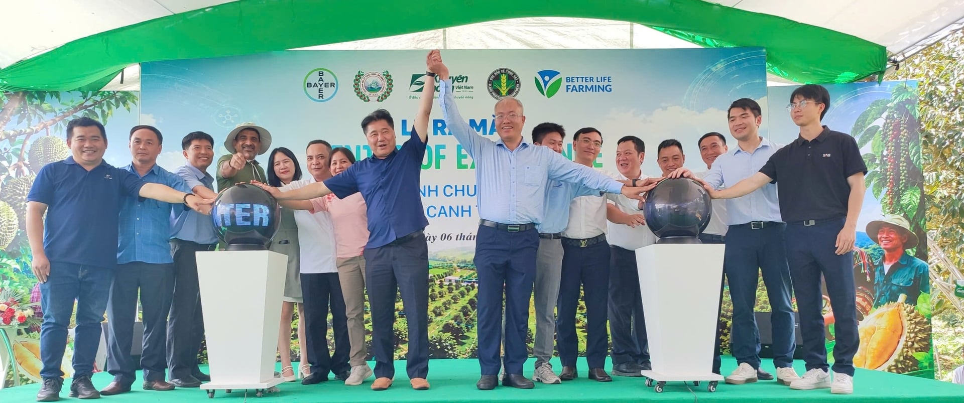 Các đại biểu thực hiện nghi thức bấm nút ra mắt mô hình CoE và ký kết đồng hành xây dựng mô hình chuyển giao công nghệ canh tác bền vững tại Tây Nguyên. Ảnh: Tuấn Trần.