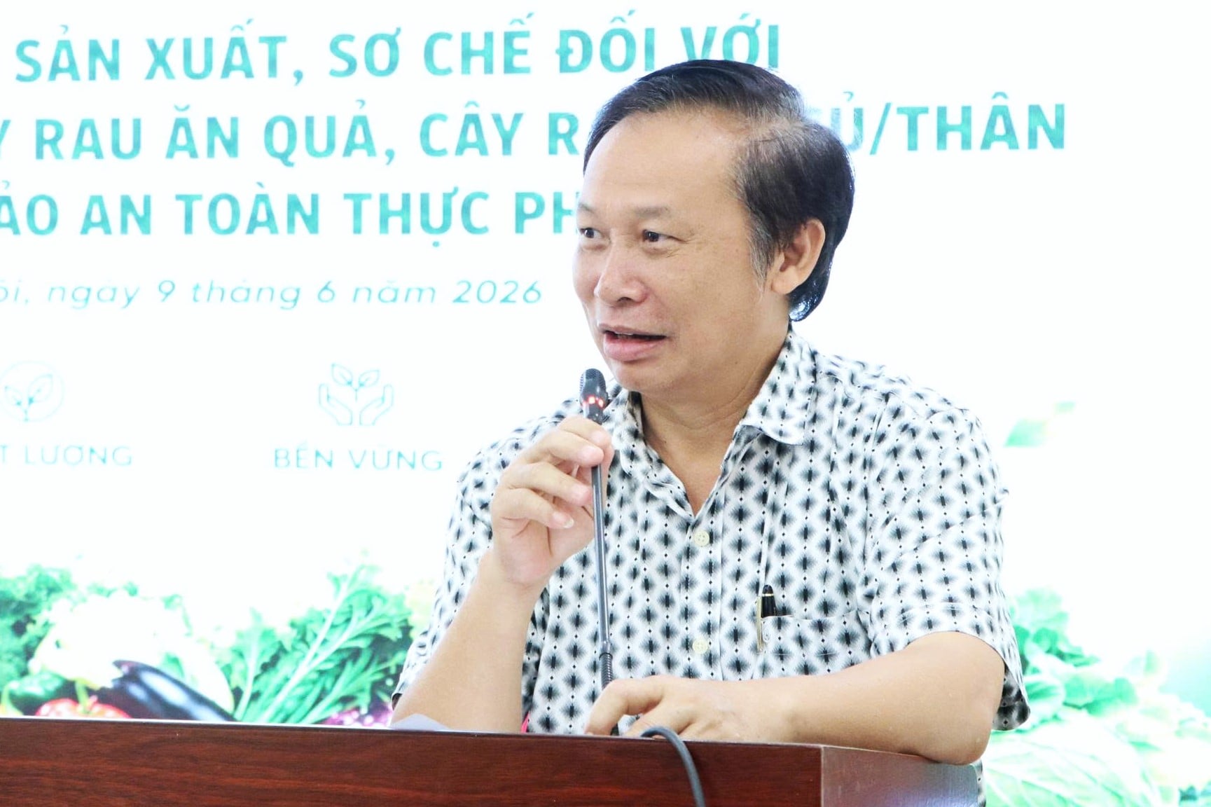 PGS.TS Đặng Văn Đông cho rằng điểm quan trọng nhất của dự thảo là tính nhân văn bởi thực tế sản xuất rau của Việt Nam vẫn chủ yếu dựa vào hàng triệu hộ nông dân quy mô nhỏ. Ảnh: Minh Ngọc. PGS.TS Đặng Văn Đông cho rằng điểm quan trọng nhất của dự thảo là tính nhân văn bởi thực tế sản xuất rau của Việt Nam vẫn chủ yếu dựa vào hàng triệu hộ nông dân quy mô nhỏ. Ảnh: Minh Ngọc.