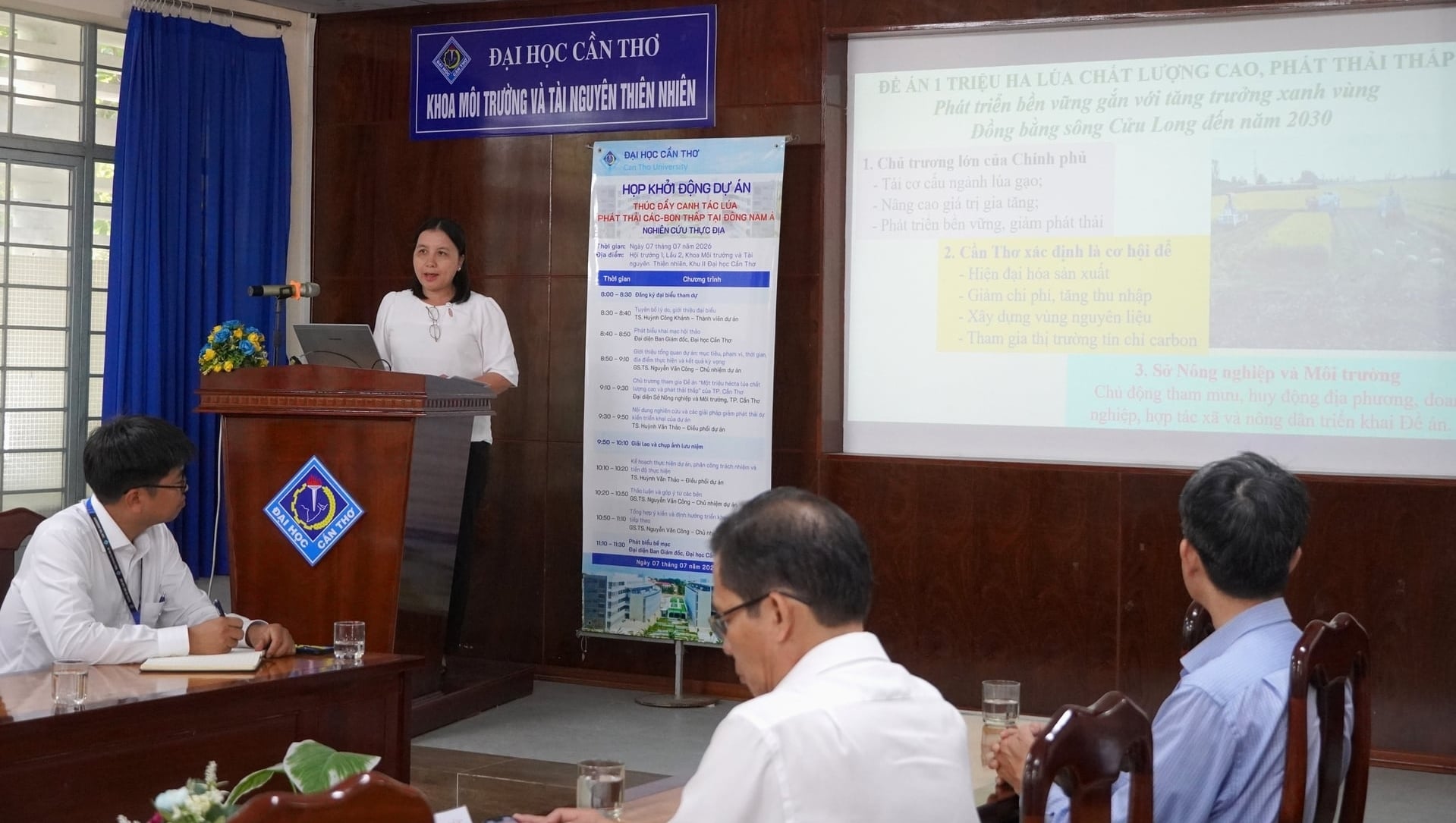 Bà Trần Thị Kim Thúy, Phó Chi cục trưởng Chi cục Trồng trọt và Bảo vệ thực vật TP Cần Thơ chia sẻ kết quả bước đầu thực hiện Đề án 1 triệu ha lúa chất lượng cao. Ảnh: Kim Anh.