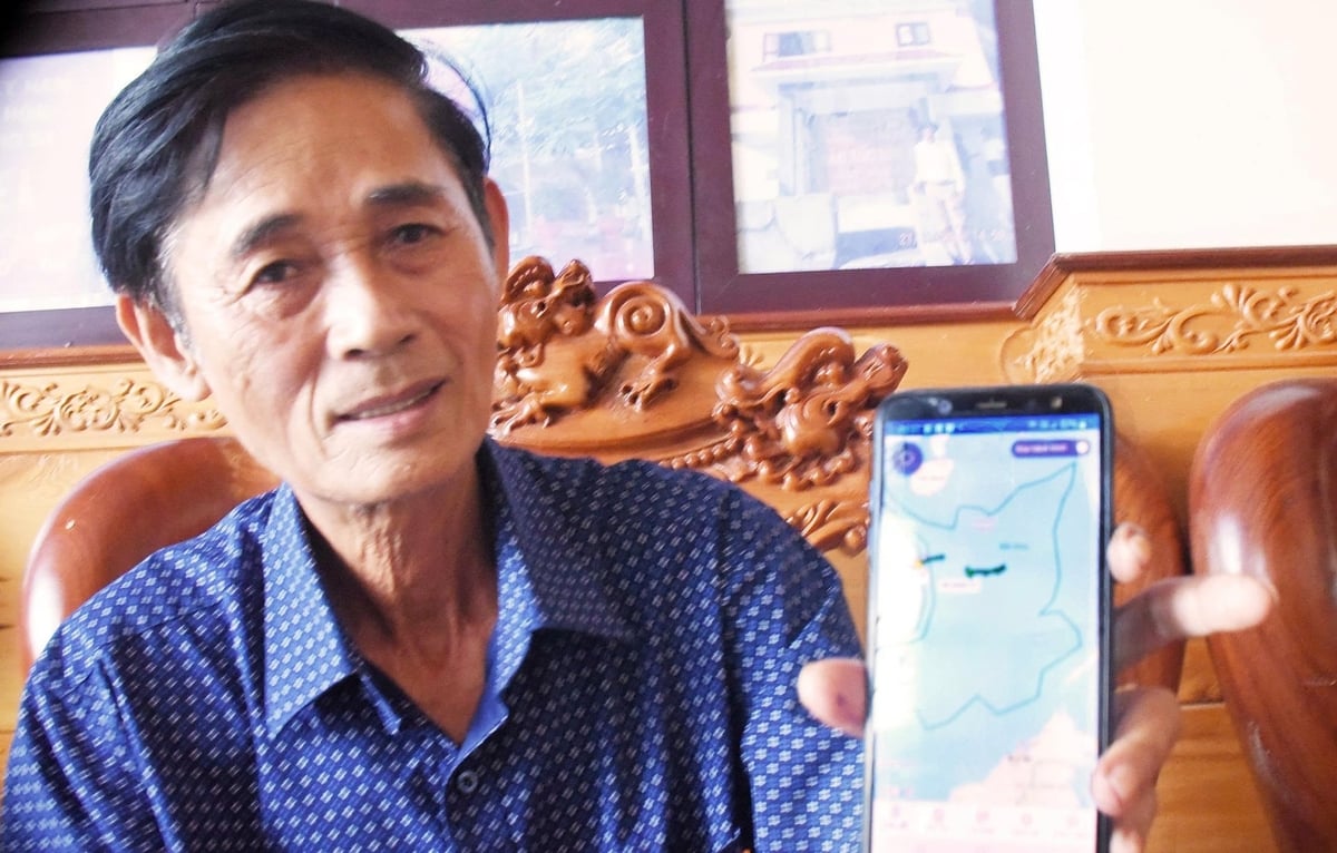 Lão ngư Bùi Thanh Ninh ở nhà điều hành đội tàu của mình qua điện thoại. Ảnh: V.Đ.T.