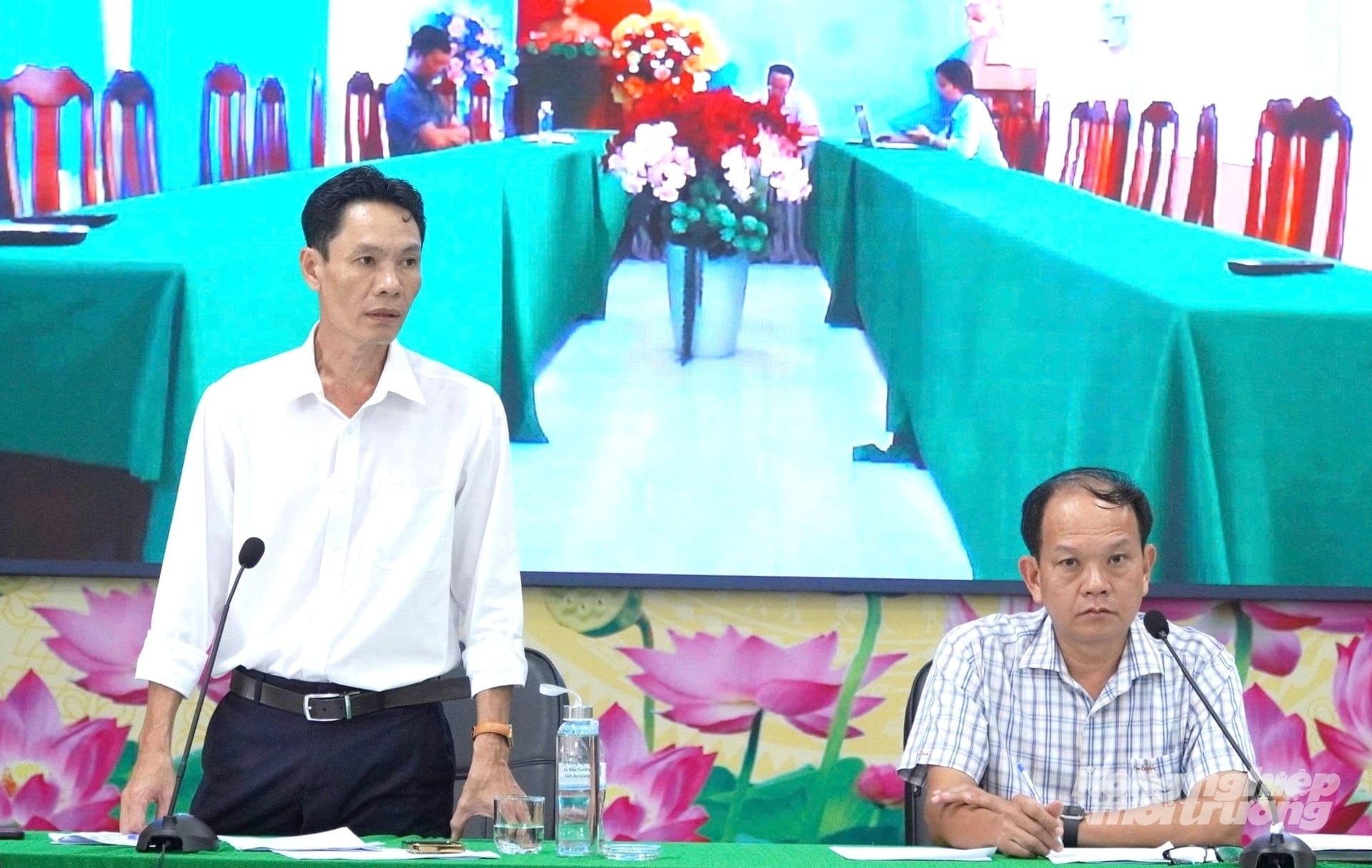 Ông Nguyễn Đình Xuyên (đứng), Chi cục trưởng Chi cục Chăn nuôi và Thú y tỉnh An Giang giải đáp các thắc mắc của doanh nghiệp về đầu tư, phát triển chăn nuôi theo quy định hiện hành. Ảnh: Trung Chánh.