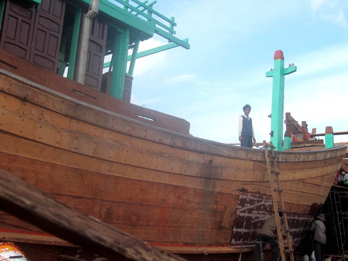 Lão ngư Bùi Thanh Ninh trong thời gian đóng những chiếc tàu đầu tiên. Ảnh: V.Đ.T.