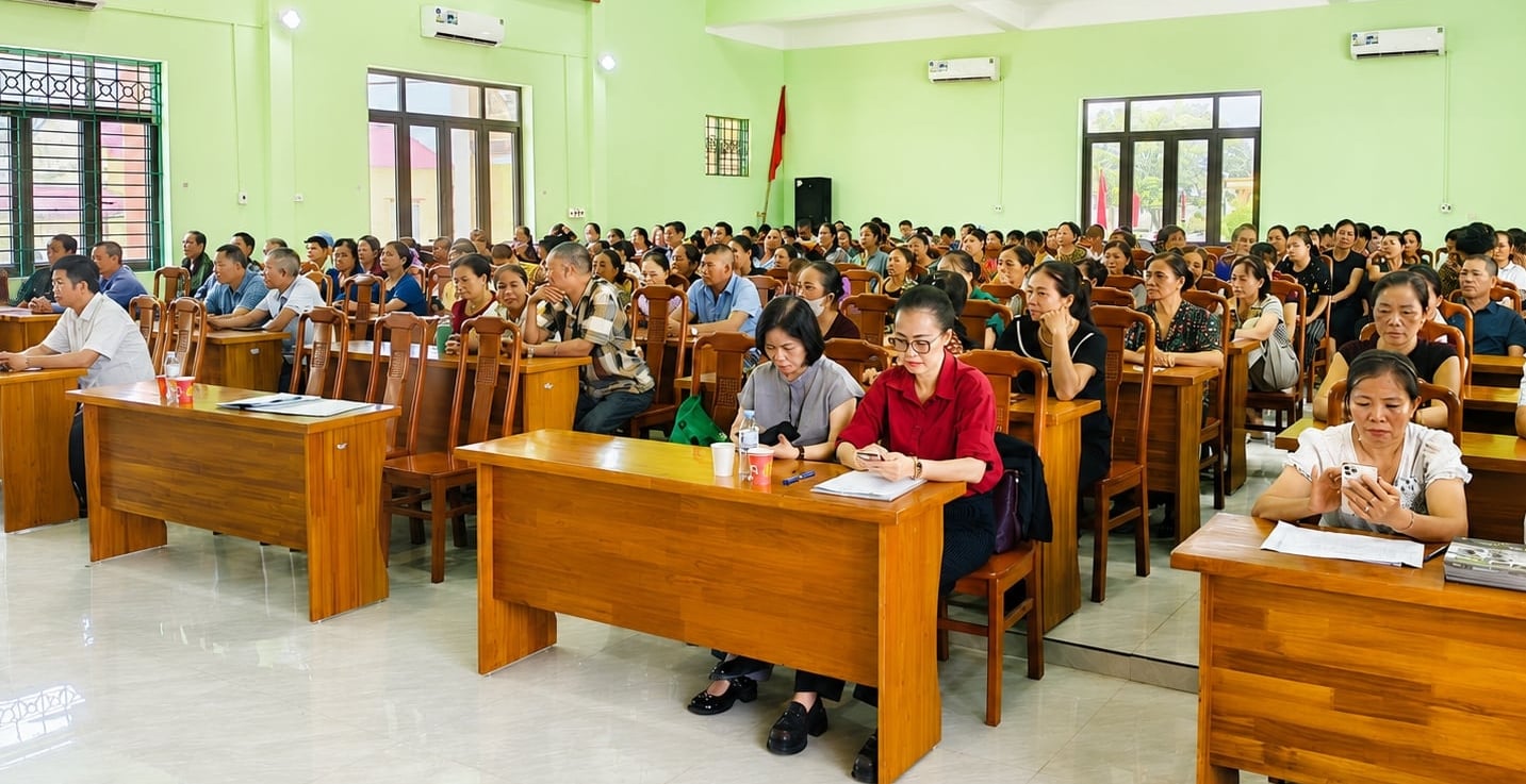 Đông đảo cán bộ, hội viên, nông dân tham gia lớp truyền thông về canh tác lúa thân thiện với môi trường. Ảnh: HND tỉnh Bắc Ninh. Đông đảo cán bộ, hội viên, nông dân tham gia lớp truyền thông về canh tác lúa thân thiện với môi trường. Ảnh: HND tỉnh Bắc Ninh.