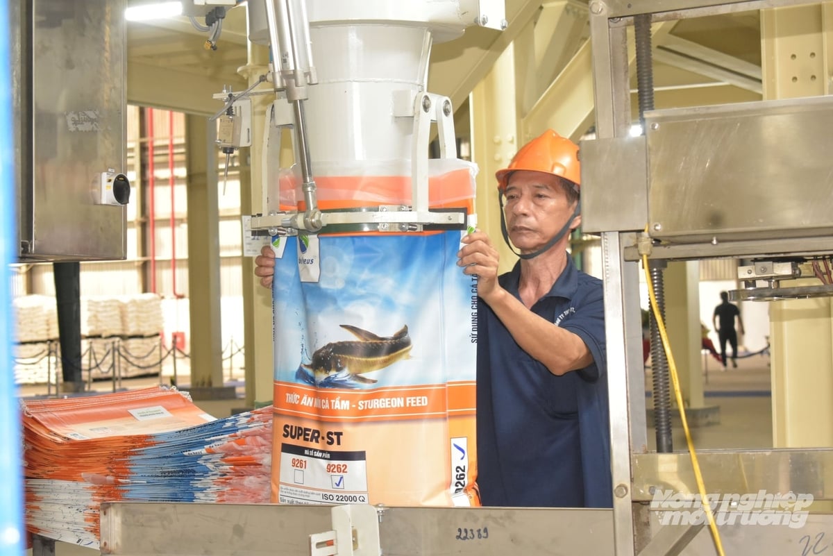 Nhà máy thức ăn thủy sản của De Heus tại Vĩnh Long có công suất thiết kế 84.000 tấn sản phẩm mỗi năm. Ảnh: Minh Đảm.