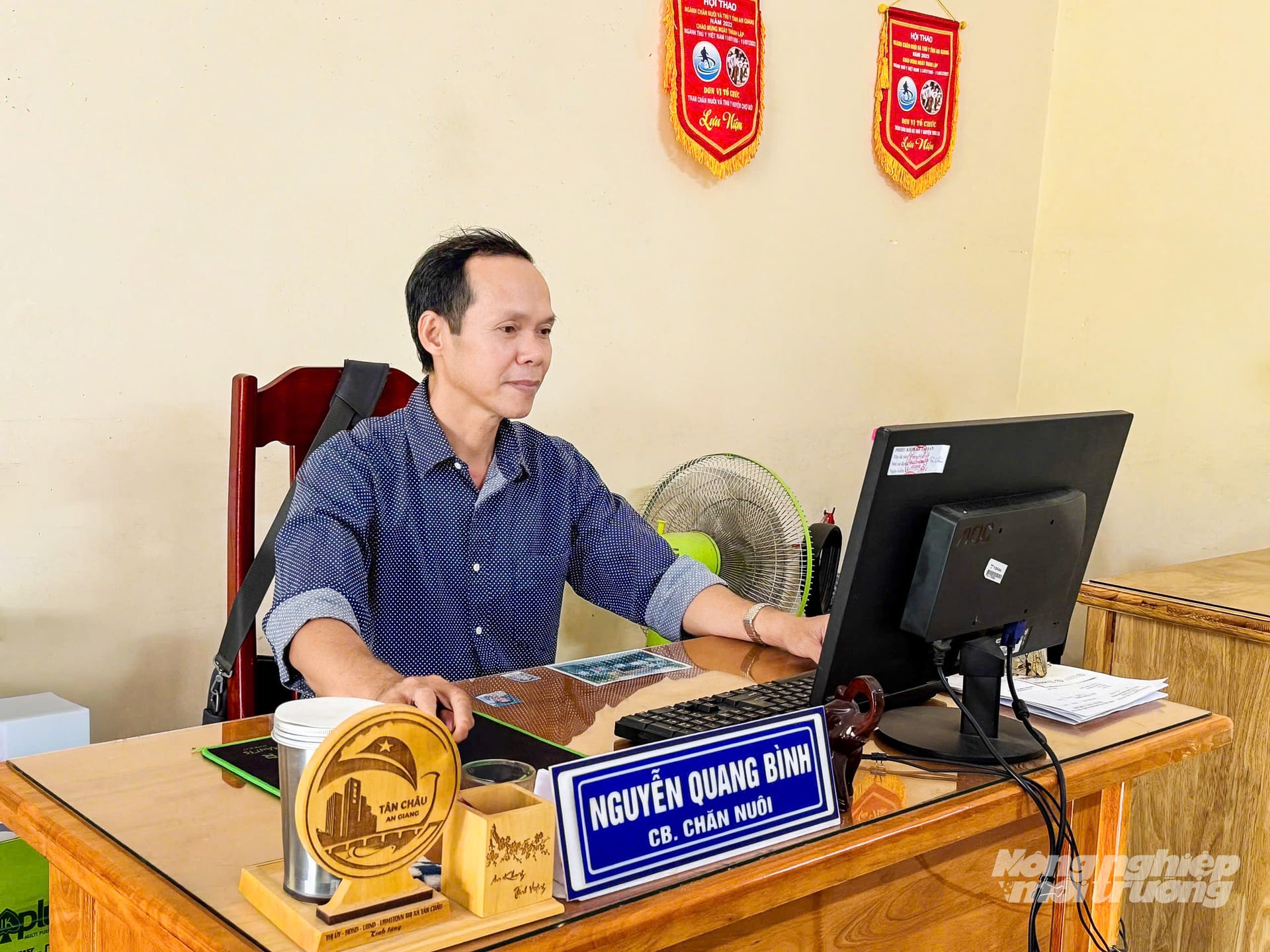 Anh Nguyễn Quang Bình làm việc tại văn phòng khuyến nông tăng cường phường Long Phú, tỉnh An Giang. Ảnh: Lê Hoàng Vũ. Anh Nguyễn Quang Bình làm việc tại văn phòng khuyến nông tăng cường phường Long Phú, tỉnh An Giang. Ảnh: Lê Hoàng Vũ.