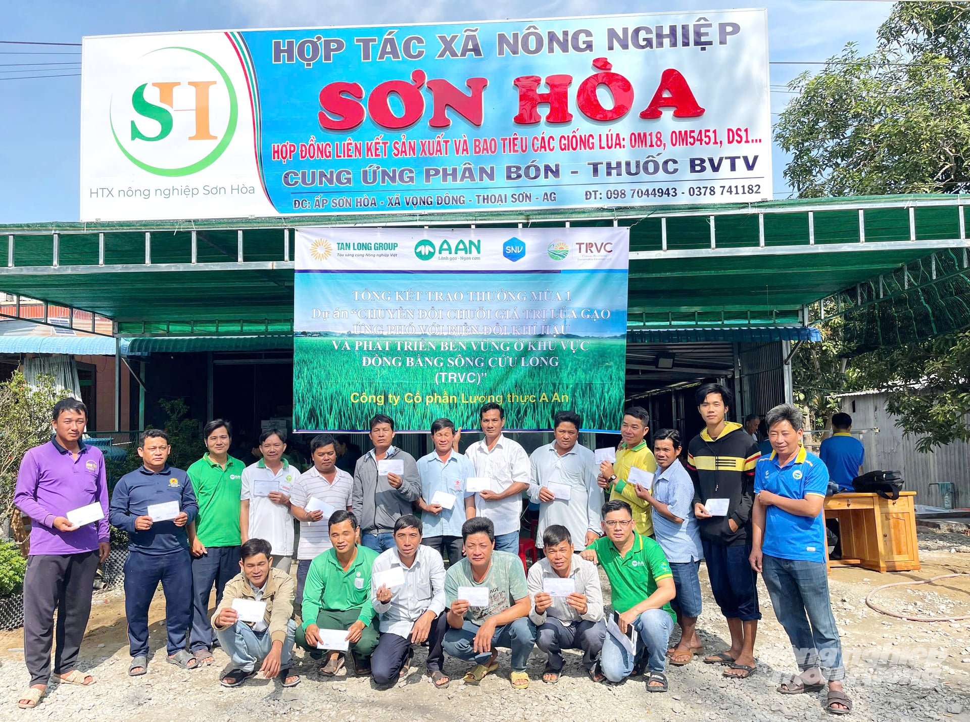 Đến nay, HTX Nông nghiệp Sơn Hòa đã mở rộng diện tích liên kết sản xuất lên khoảng 1.800 - 2.000ha với hàng trăm nông dân tham gia mỗi năm. Ảnh: Lê Hoàng Vũ. Đến nay, HTX Nông nghiệp Sơn Hòa đã mở rộng diện tích liên kết sản xuất lên khoảng 1.800 - 2.000ha với hàng trăm nông dân tham gia mỗi năm. Ảnh: Lê Hoàng Vũ.