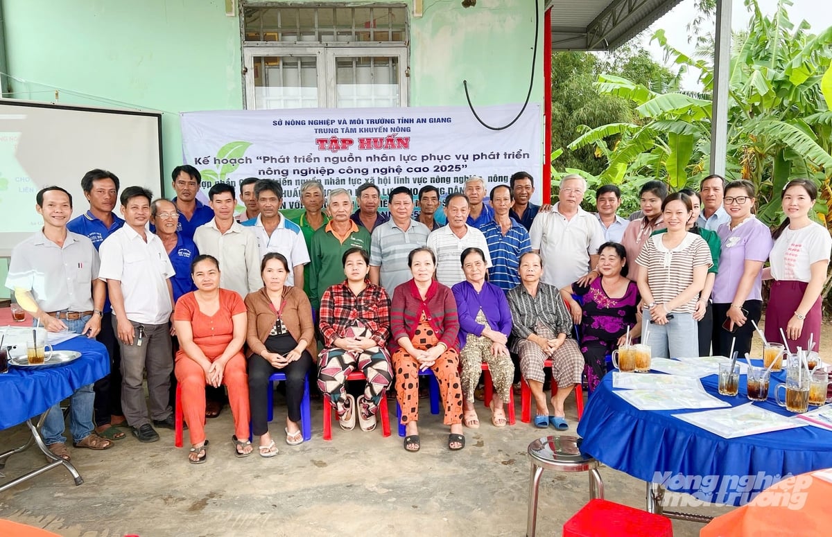 Những lớp tập huấn và sinh hoạt tổ khuyến nông cộng đồng là cầu nối để anh Bình cùng nông dân chia sẻ kinh nghiệm, lan tỏa các mô hình sản xuất hiệu quả. Ảnh: Lê Hoàng Vũ. Những lớp tập huấn và sinh hoạt tổ khuyến nông cộng đồng là cầu nối để anh Bình cùng nông dân chia sẻ kinh nghiệm, lan tỏa các mô hình sản xuất hiệu quả. Ảnh: Lê Hoàng Vũ.