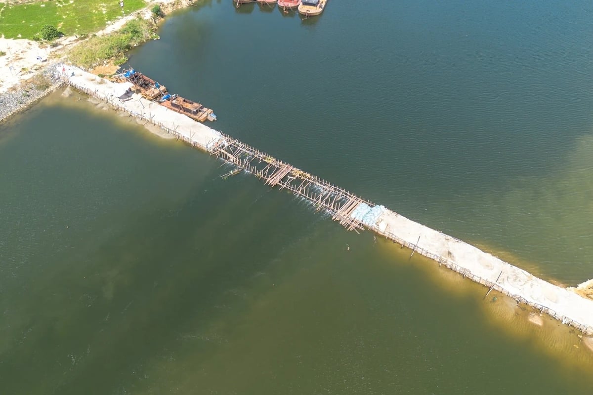Là giải pháp trước mắt cho mùa khô năm nay, TP Đà Nẵng đã đầu tư xây dựng đập ngăn mặn tạm thời trên sông Vĩnh Điện ở khu vực phường Điện Bàn Đông. Ảnh: Phạm Huy.