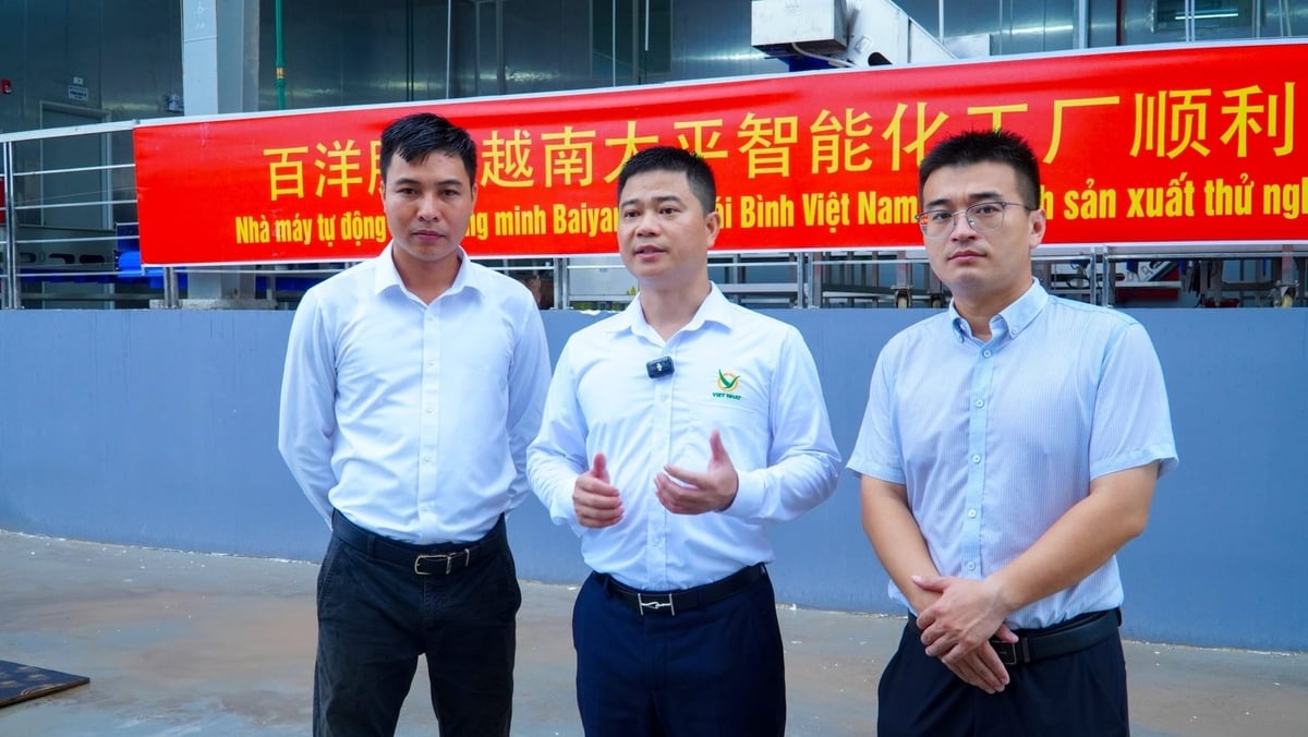 Ông Ngô Minh Kết, Giám đốc Kinh doanh Công ty TNHH Thực phẩm BaiYang Việt Nam; Ông Trần Trung Kiên, Chủ tịch HĐQT kiêm Tổng Giám đốc Viet Nhat Group; Ông Chương Thanh Thư, đại diện Tập đoàn Quốc Tín (Trung Quốc) (từ trái sang phải). Ảnh: HT.