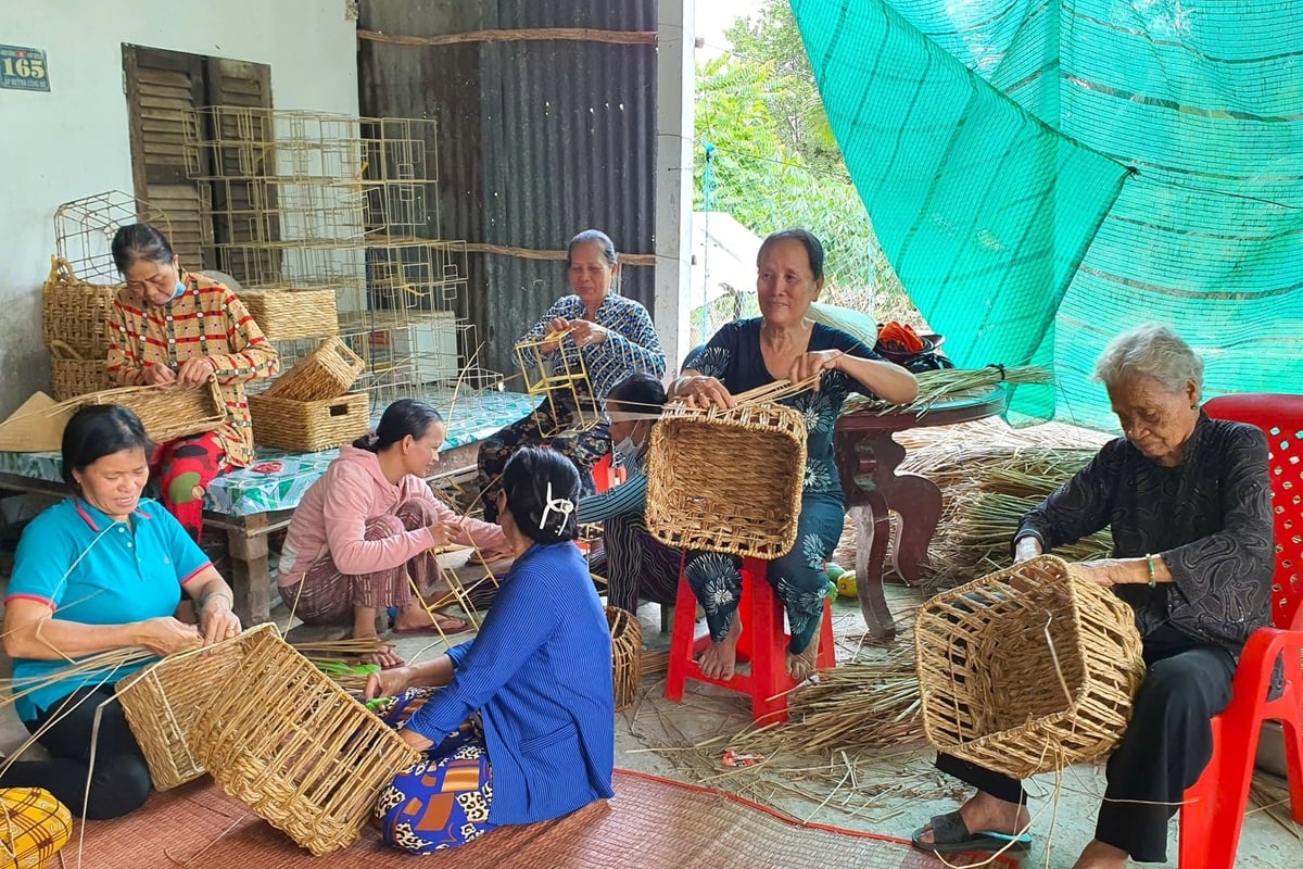 Người dân nông thôn có thêm sinh kế nhờ việc đan đát hàng thủ công mỹ nghệ từ cỏ năn tượng. Ảnh: Kim Anh.