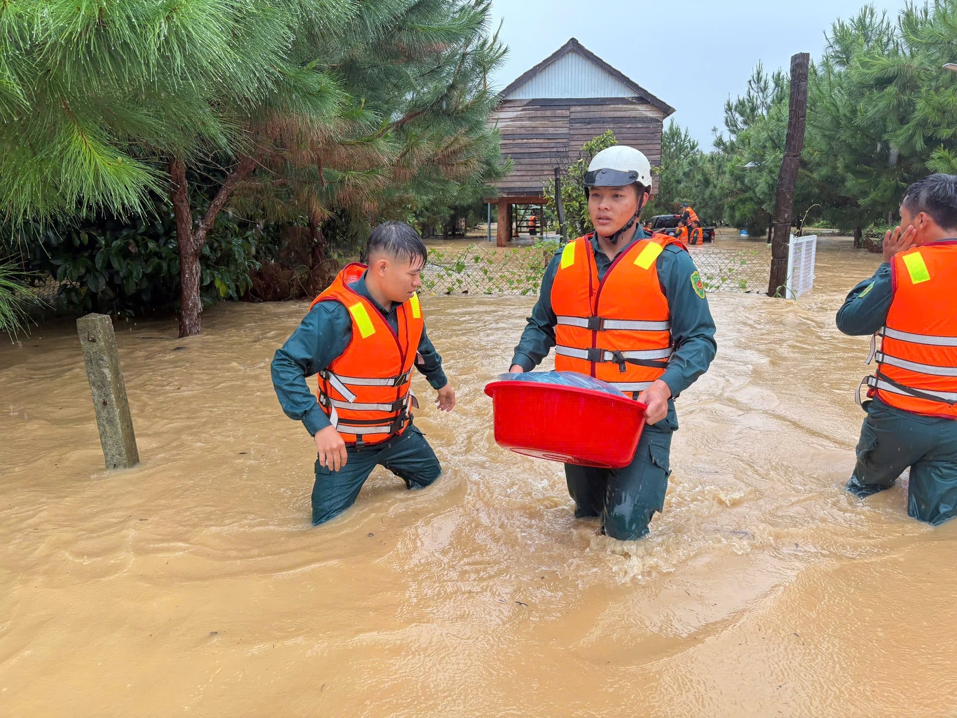 Lực lượng chức năng tiếp cận khu vực ngập lụt, hỗ trợ người dân di dời tài sản đến nơi an toàn. Ảnh: Phường B’Lao.