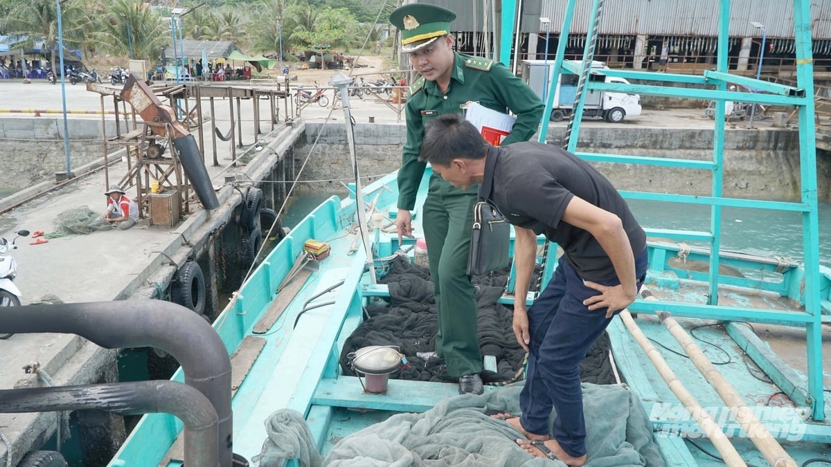 Ngư dân TP.HCM thực hiện khai báo điện tử và duy trì thiết bị giám sát hành trình VMS, góp phần xây dựng nghề cá có trách nhiệm, minh bạch và phát triển bền vững. Ảnh: Lê Bình. Ngư dân TP.HCM thực hiện khai báo điện tử và duy trì thiết bị giám sát hành trình VMS, góp phần xây dựng nghề cá có trách nhiệm, minh bạch và phát triển bền vững. Ảnh: Lê Bình.
