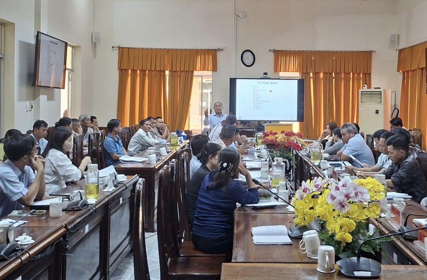 Đông đảo người dân tham gia tập buổi huấn kỹ thuật 'Canh tác ca cao bền vững và giảm phát thải'. Ảnh: ĐT. Đông đảo người dân tham gia tập buổi huấn kỹ thuật 'Canh tác ca cao bền vững và giảm phát thải'. Ảnh: ĐT.