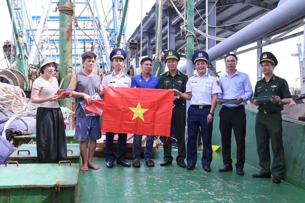 Đại diện các đơn vị trao cờ Tổ quốc cho ngư dân xã Nam Cửa Việt. Ảnh: Đồn Biên phòng Triệu Vân. Đại diện các đơn vị trao cờ Tổ quốc cho ngư dân xã Nam Cửa Việt. Ảnh: Đồn Biên phòng Triệu Vân.