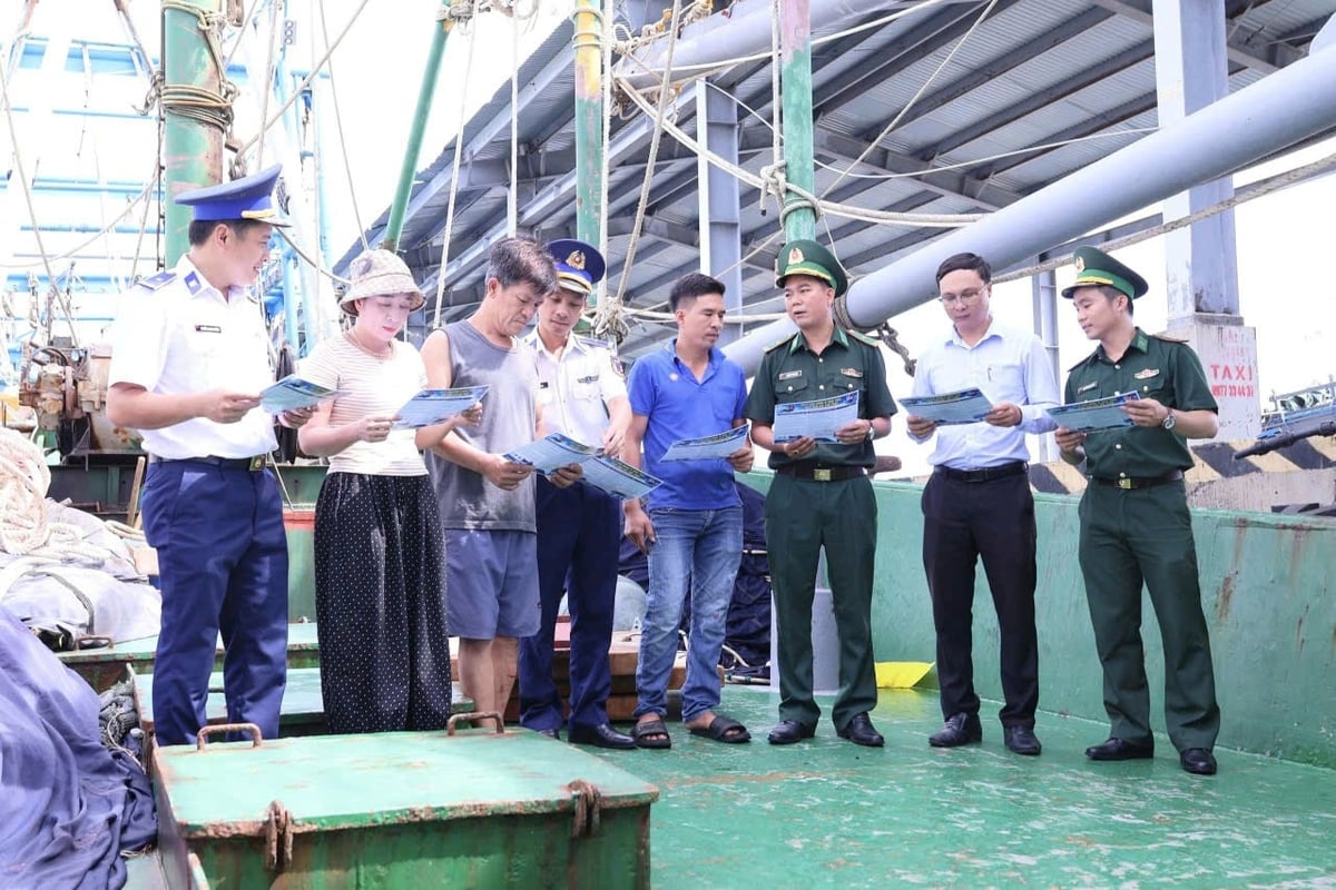 Lực lượng chức năng tuyên truyền chống khai thác hải sản bất hợp pháp cho ngư dân. Ảnh: Đồn Biên phòng Triệu Vân. Lực lượng chức năng tuyên truyền chống khai thác hải sản bất hợp pháp cho ngư dân. Ảnh: Đồn Biên phòng Triệu Vân.
