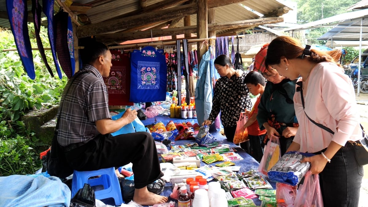 Những phiên chợ vùng cao ở Lào Cai, thuốc bảo vệ thực vật không rõ nguồn gốc vẫn được bày bán công khai. Ảnh: Bích Hợp.