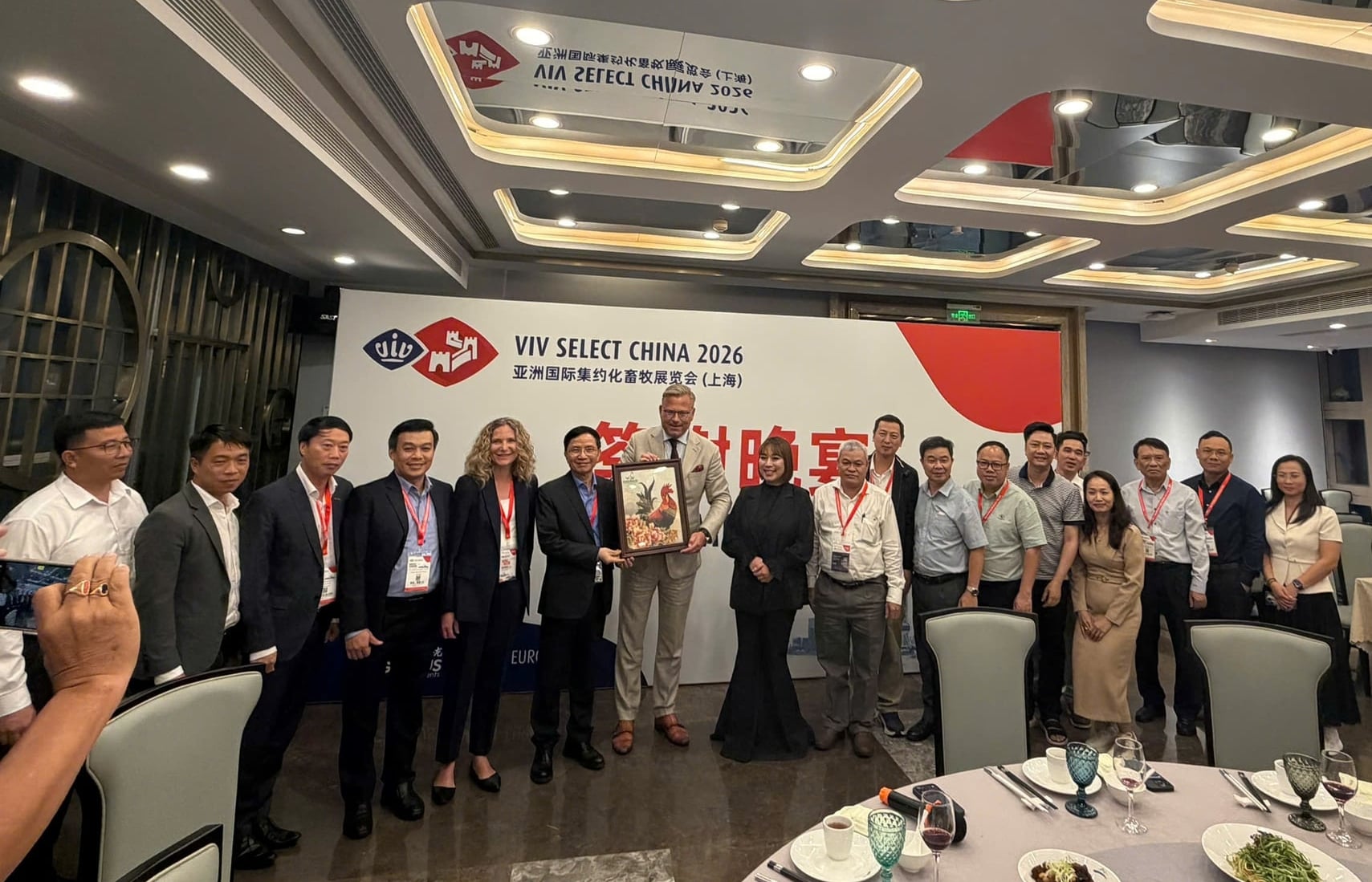 Chủ tịch VPA Nguyễn Thanh Sơn trao quà lưu niệm cho ông Jeroen Van Hooff, Chủ tịch Tập đoàn Royal Dutch Jaarbeurs - đơn vị tổ chức chuỗi triển lãm VIV. Ảnh: VPA.