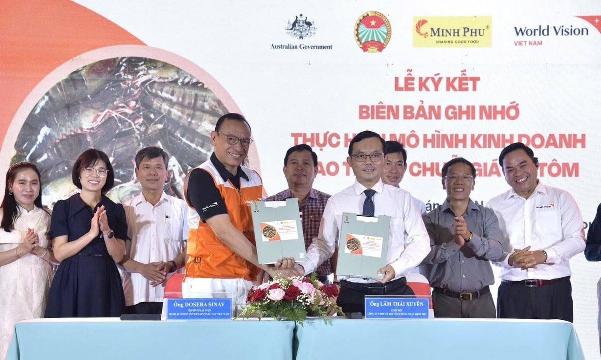 Ông Doseba Sinay, Trưởng đại diện World Vision International tại Việt Nam (WVIV), và ông Lâm Thái Xuyên, Giám đốc Công ty TNHH Xã hội Tôm Chứng nhận Minh Phú, ký kết biên bản hợp tác nhằm hỗ trợ nông dân nuôi tôm ở An Giang. Ảnh: WVIV.