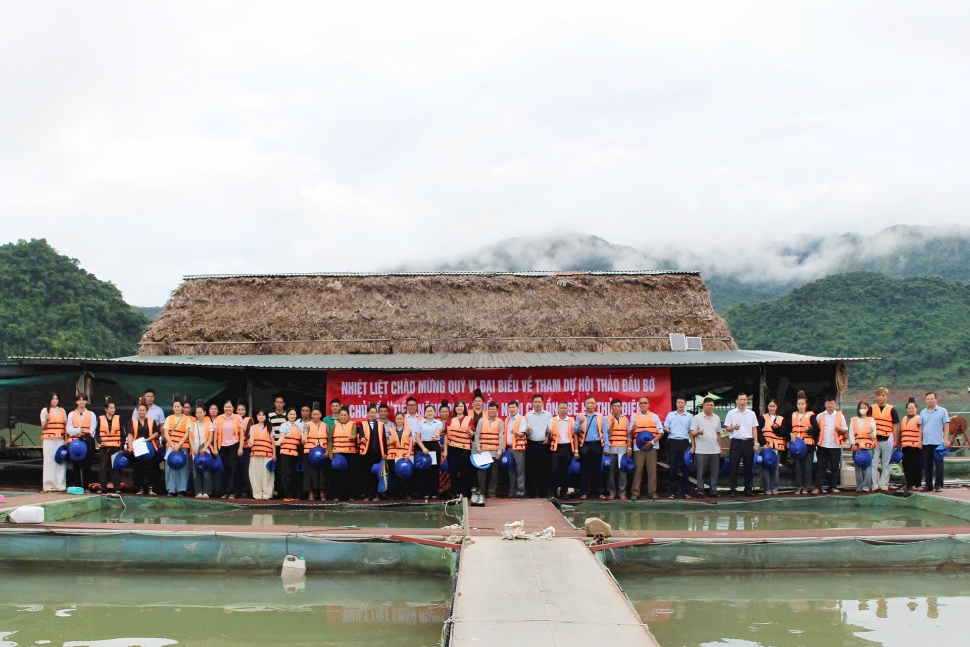 Trung tâm Khuyến nông và Chuyển đổi số tỉnh Sơn La tổ chức hội thảo đầu bờ, tạo điều kiện để người nuôi trao đổi, học tập kinh nghiệm nuôi cá lồng. Ảnh: Nguyễn Nga.