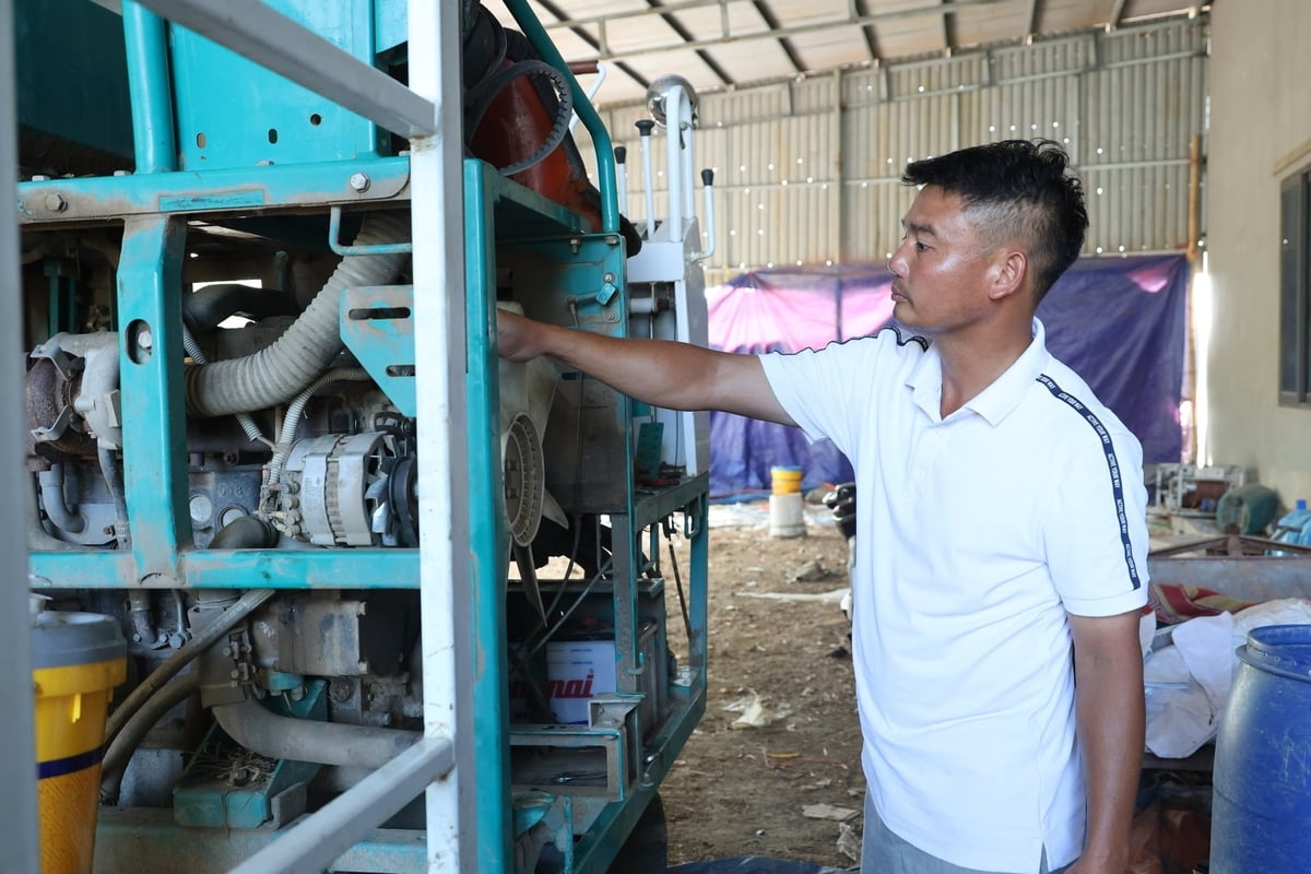 Đầu tư hàng tỷ đồng mua máy móc nông nghiệp, theo anh Phạm Văn Hướng, cần có diện tích đất đủ lớn mới sử dụng hết công suất, hiệu quả của máy móc. Ảnh: Tùng Đinh. Đầu tư hàng tỷ đồng mua máy móc nông nghiệp, theo anh Phạm Văn Hướng, cần có diện tích đất đủ lớn mới sử dụng hết công suất, hiệu quả của máy móc. Ảnh: Tùng Đinh.