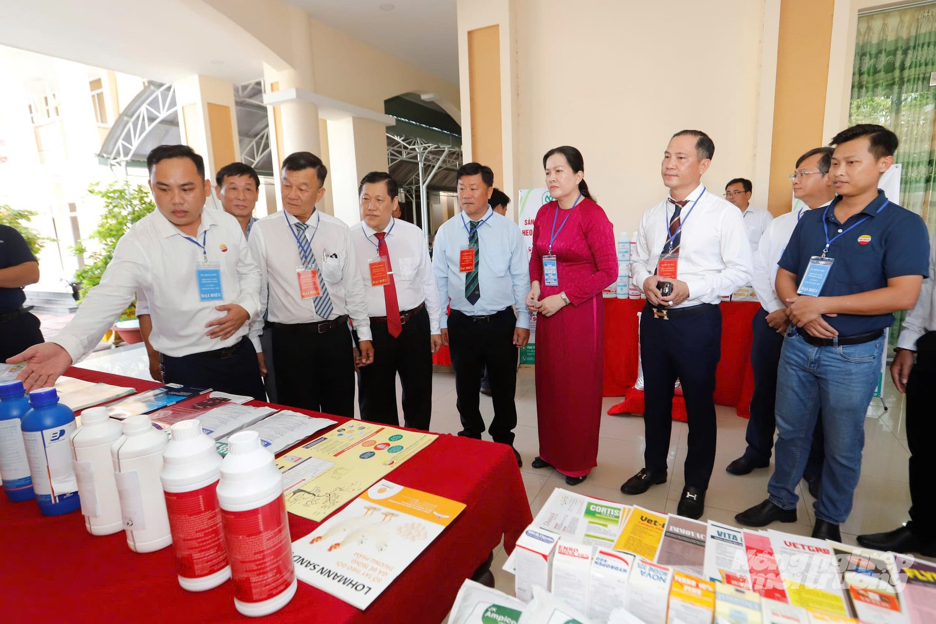 Đại biểu tham quan và nghe giới thiệu sản phẩm thuốc thú y. Ảnh: Minh Đảm. Đại biểu tham quan và nghe giới thiệu sản phẩm thuốc thú y. Ảnh: Minh Đảm.