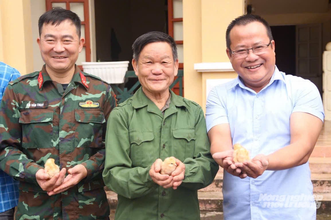 Niềm vui từ sự đồng hành tại chương trình trao gà giống, hỗ trợ sinh kế cho người dân xã Yên Sơn. Ảnh: Nguyễn Nga. Niềm vui từ sự đồng hành tại chương trình trao gà giống, hỗ trợ sinh kế cho người dân xã Yên Sơn. Ảnh: Nguyễn Nga.