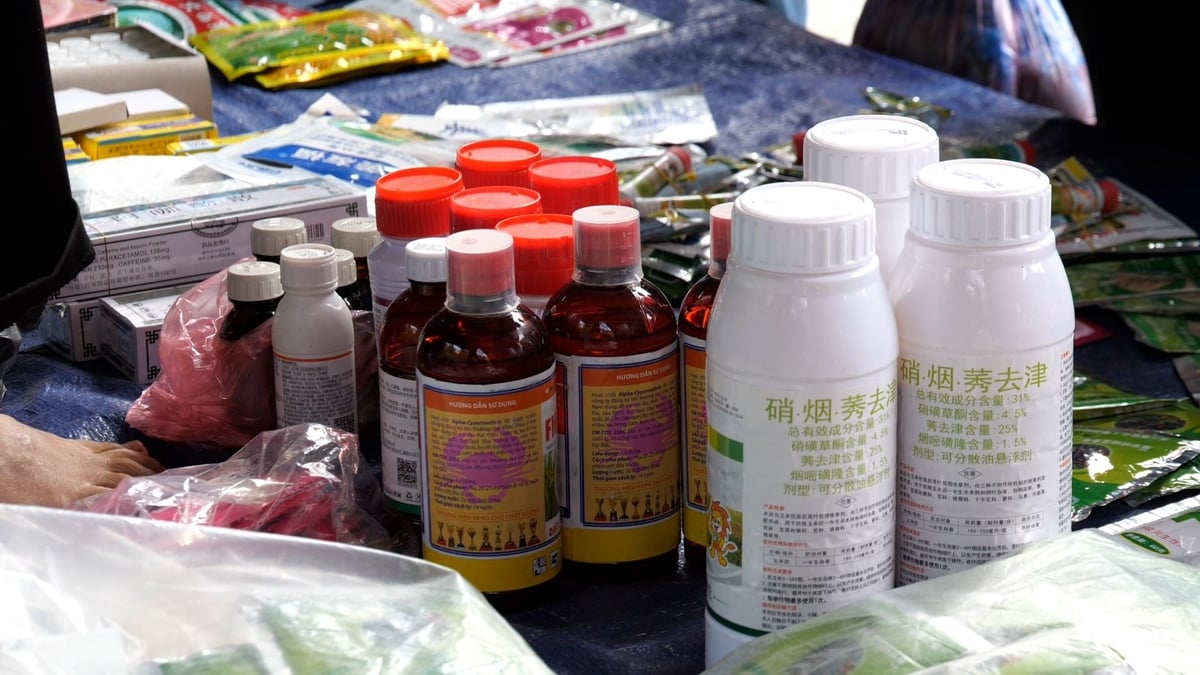 Không nhãn phụ, không nguồn gốc, không hướng dẫn sử dụng, những chai thuốc 'ba không' vẫn được mua bán công khai tại nhiều phiên chợ vùng cao Lào Cai. Ảnh: Bích Hợp.