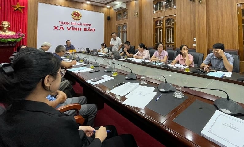 TS Nguyễn Văn Biếu báo cáo kết quả thử nghiệm giống thuốc lào mới với lãnh đạo UBND xã Vĩnh Bảo và đại diện Hội Làm vườn TP Hải Phòng sáng 7/8/2026.