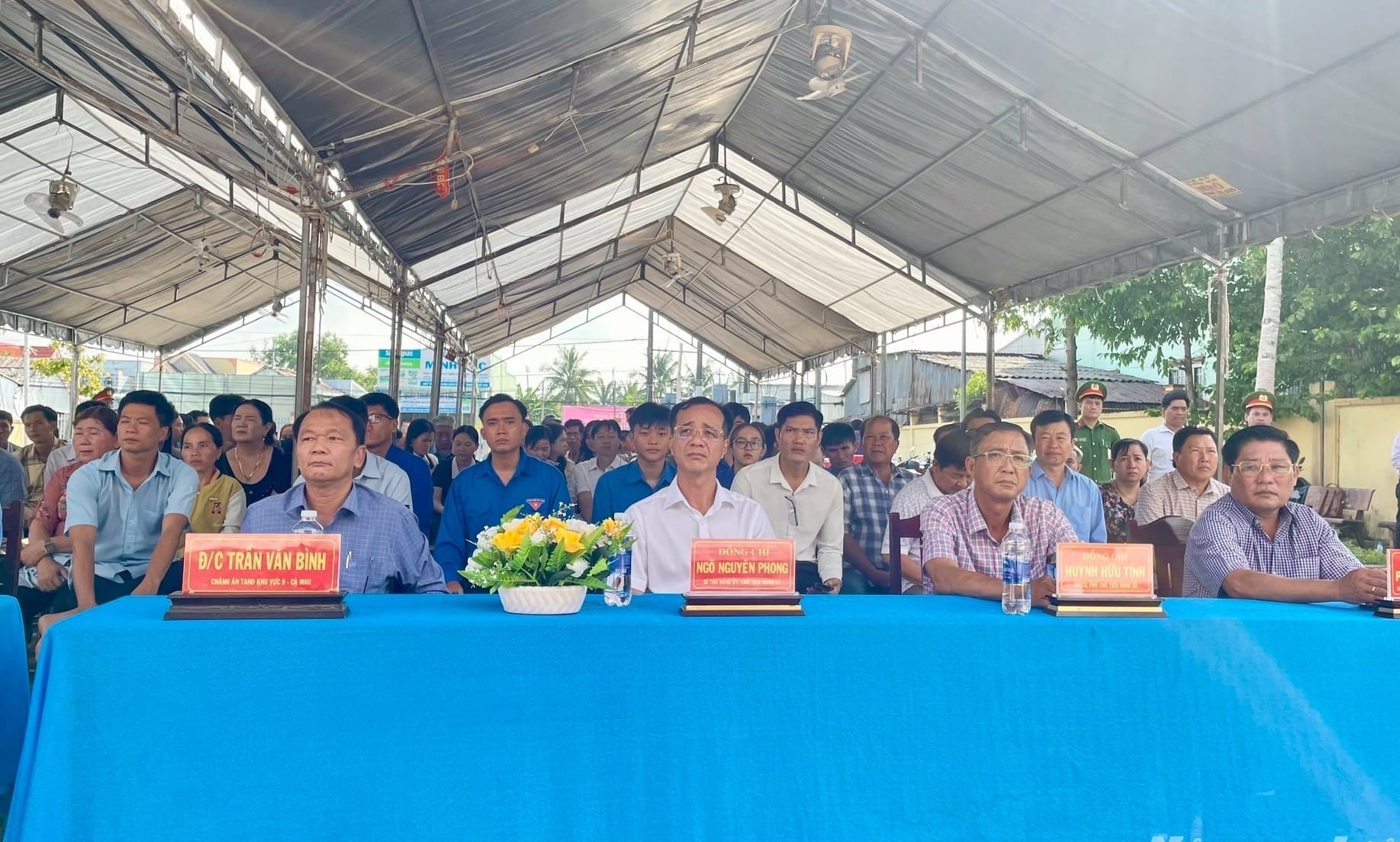 Phiên tòa thu hút gần 300 cán bộ, người dân địa phương tham dự. Ảnh: Trọng Linh.
