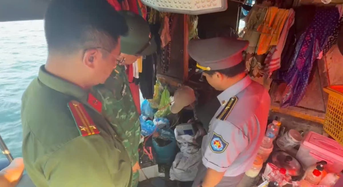 Lực lượng chức năng phát hiện và thu giữ thiết bị VMS vi phạm tại Bạch Long Vĩ. Ảnh: Nam Cận.