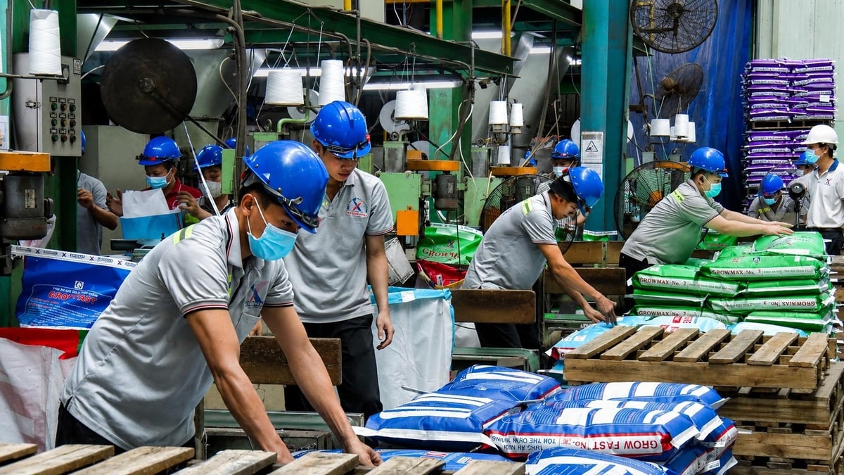 GrowMax vừa tiếp tục thông báo giữ nguyên giá bán toàn bộ sản phẩm thức ăn nuôi tôm, nhằm thực hiện cam kết không tăng giá và chia sẻ khó khăn với người nuôi khi giá tôm thương phẩm vẫn ở mức thấp, chưa phục hồi như kỳ vọng. Ảnh: HT.