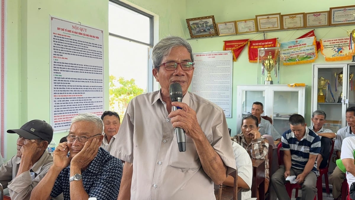 Ông Khổng Vĩnh Thiên, Giám đốc HTX Nông nghiệp - Dịch vụ tổng hợp Tây Xuân (xã Tây Sơn) phát biểu tại hội thảo tổng kết mô hình. Ảnh: V.Đ.T.