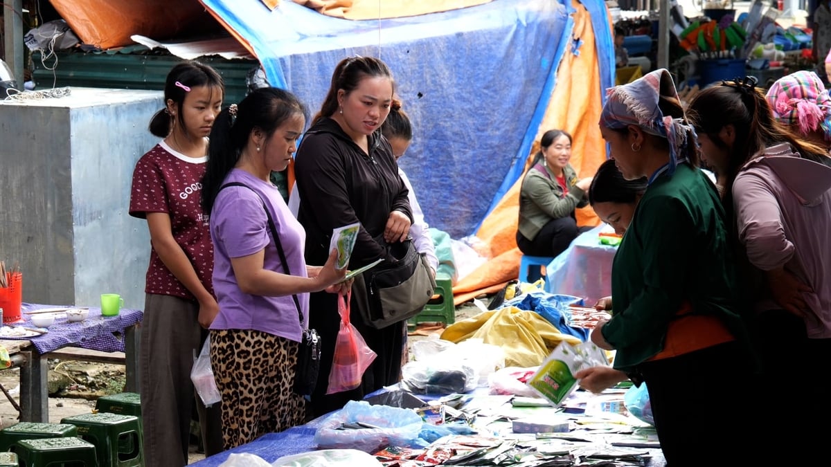 Người bán vô tư bán, người mua vô tư mua các loại thuốc bảo vệ thực vật không có nguồn gốc. Ảnh: Bích Hợp.