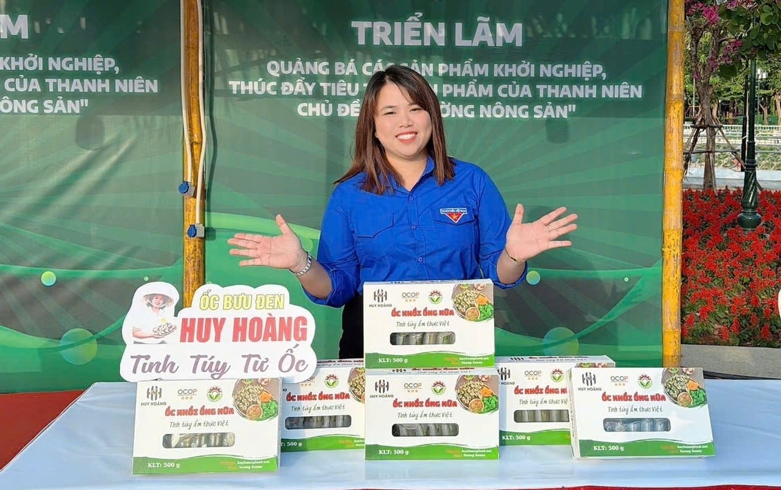 Chị Sương giới thiệu các sản phẩm chế biến từ ốc tại triển lãm quảng bá sản phẩm khởi nghiệp thanh niên năm 2025. Ảnh: NVCC.