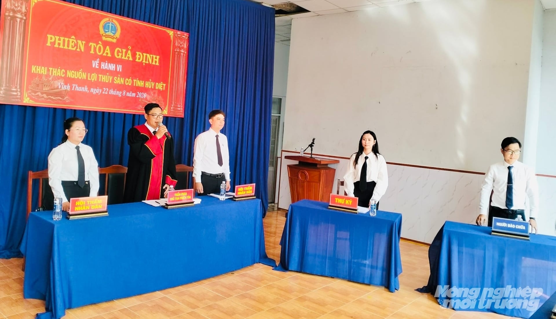 TAND khu vực 9 - Cà Mau phối hợp VKSND khu vực 9 - Cà Mau và UBND xã Vĩnh Thanh tổ chức phiên tòa giả định xét xử vụ án 'Hủy hoại nguồn lợi thủy sản'. Ảnh: Trọng Linh.
