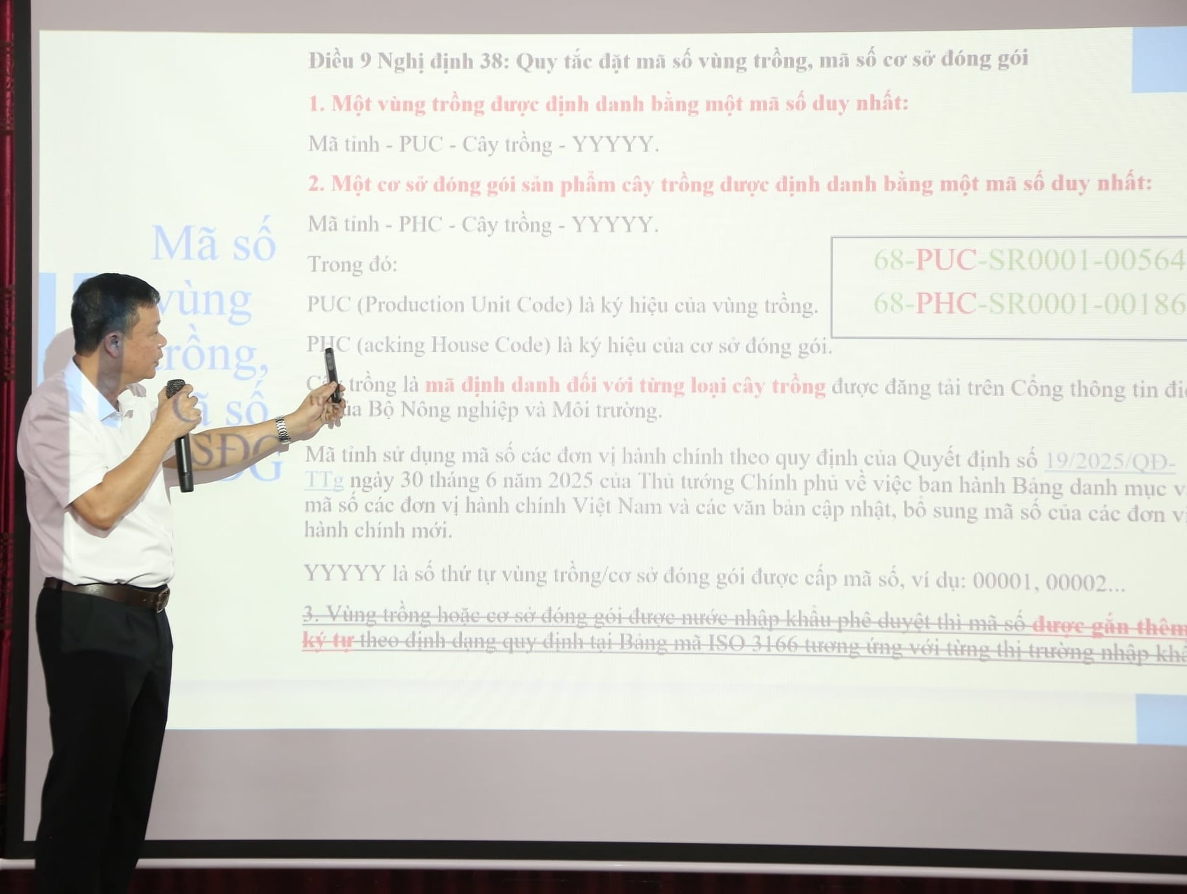 Ông Bùi Xuân Phong, Trưởng phòng Trồng trọt và Bảo vệ thực vật, Cục Trồng trọt và Bảo vệ thực vật trình bày các nội dung cốt lõi tại hội nghị. Ảnh: Tuấn Trần.