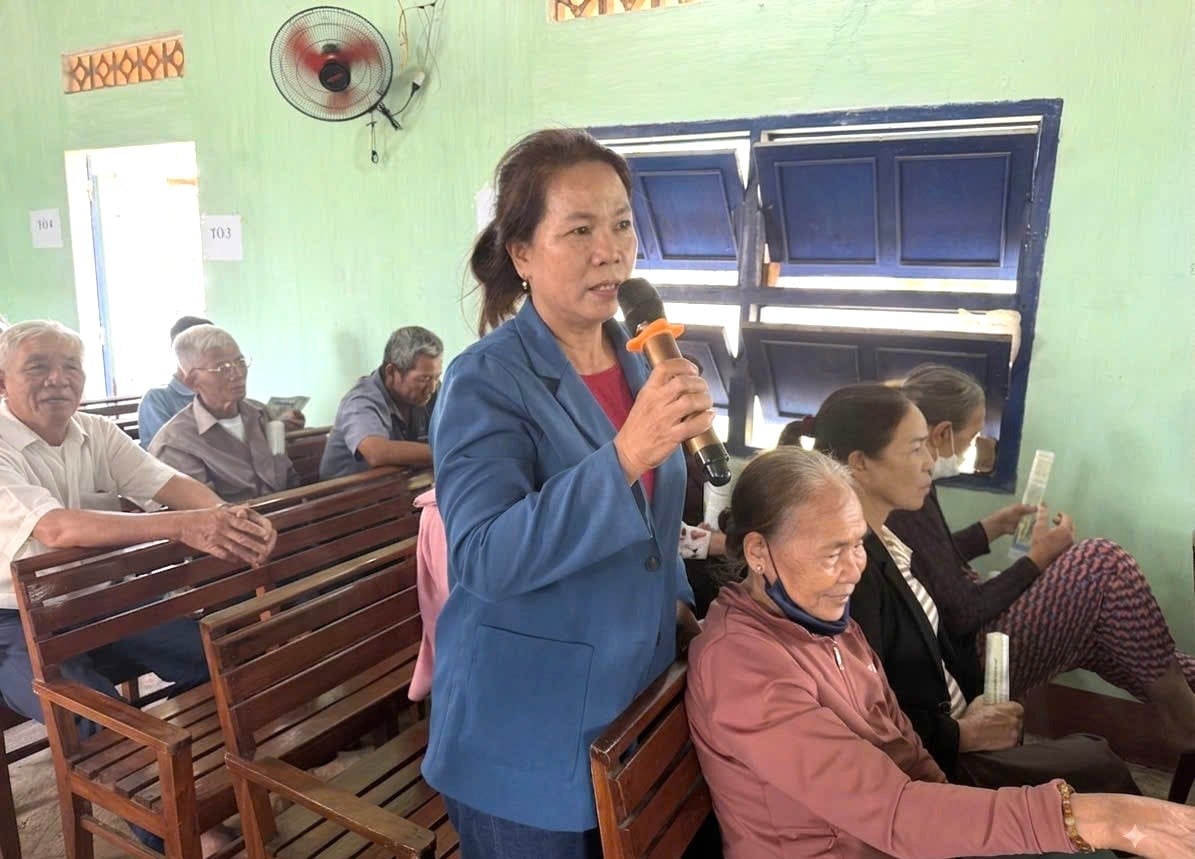 Bà Trần Thị Tuyết, nông dân HTX Nông nghiệp Phú Phong 1, người làm 1,5 sào lúa TBR919 trong vụ hè thu 2026 phát biểu nói về những đặc tính ưu việt của giống lúa này. Ảnh: V.Đ.T. Bà Trần Thị Tuyết, nông dân HTX Nông nghiệp Phú Phong 1, người làm 1,5 sào lúa TBR919 trong vụ hè thu 2026 phát biểu nói về những đặc tính ưu việt của giống lúa này. Ảnh: V.Đ.T.