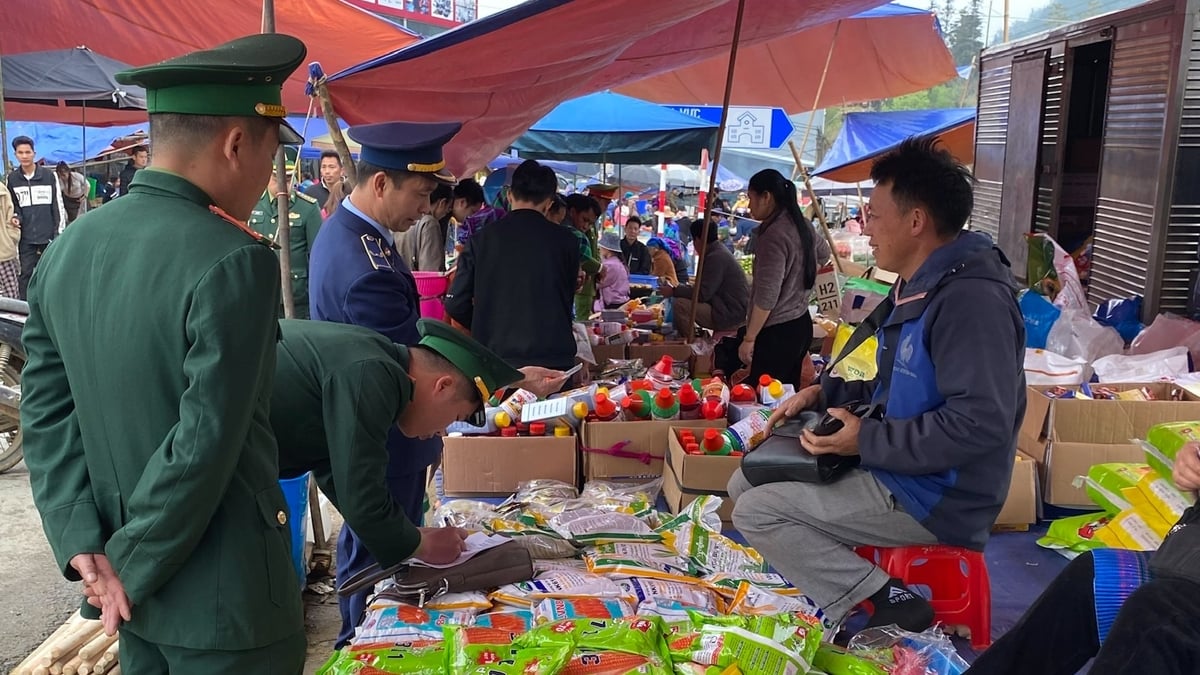 Dù lực lượng chức năng liên tục kiểm tra, xử lý, thuốc bảo vệ thực vật không rõ nguồn gốc nhưng chúng vẫn tìm đường trở lại các phiên chợ vùng cao ở Lào Cai. Ảnh: Bích Hợp.
