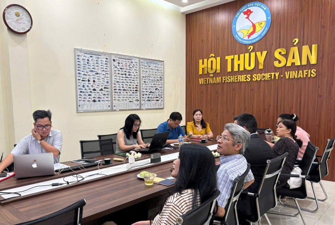 Điểm cầu ICAFIS tại Hà Nội tham dự Hội thảo trực tuyến 'Công nghệ nuôi trồng thủy sản - Từ ao nuôi đến thị trường xuất khẩu cao cấp'. Ảnh: ICAFIS.
