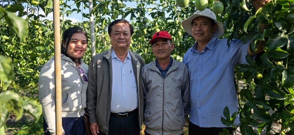 Nguyên Phó Chủ tịch Quốc hội Lê Minh Hoan chụp hình lưu niệm tại mô hình trồng chanh leo an toàn của anh Trần Văn Tấn tại thôn Hoàn Kiếm 3, xã Nam Hà Lâm Hà, tỉnh Lâm Đồng. Ảnh: Phạm Hoài.