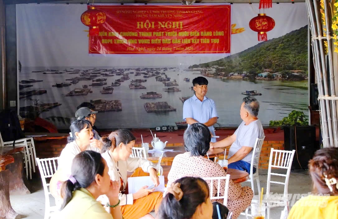 Hội nghị triển khai chương trình 'Phát triển nuôi biển bằng lồng HDPE thích ứng vùng biển đảo gắn với liên kết tiêu thụ' tại xã Hòn Nghệ. Ảnh: Lê Hoàng Vũ.