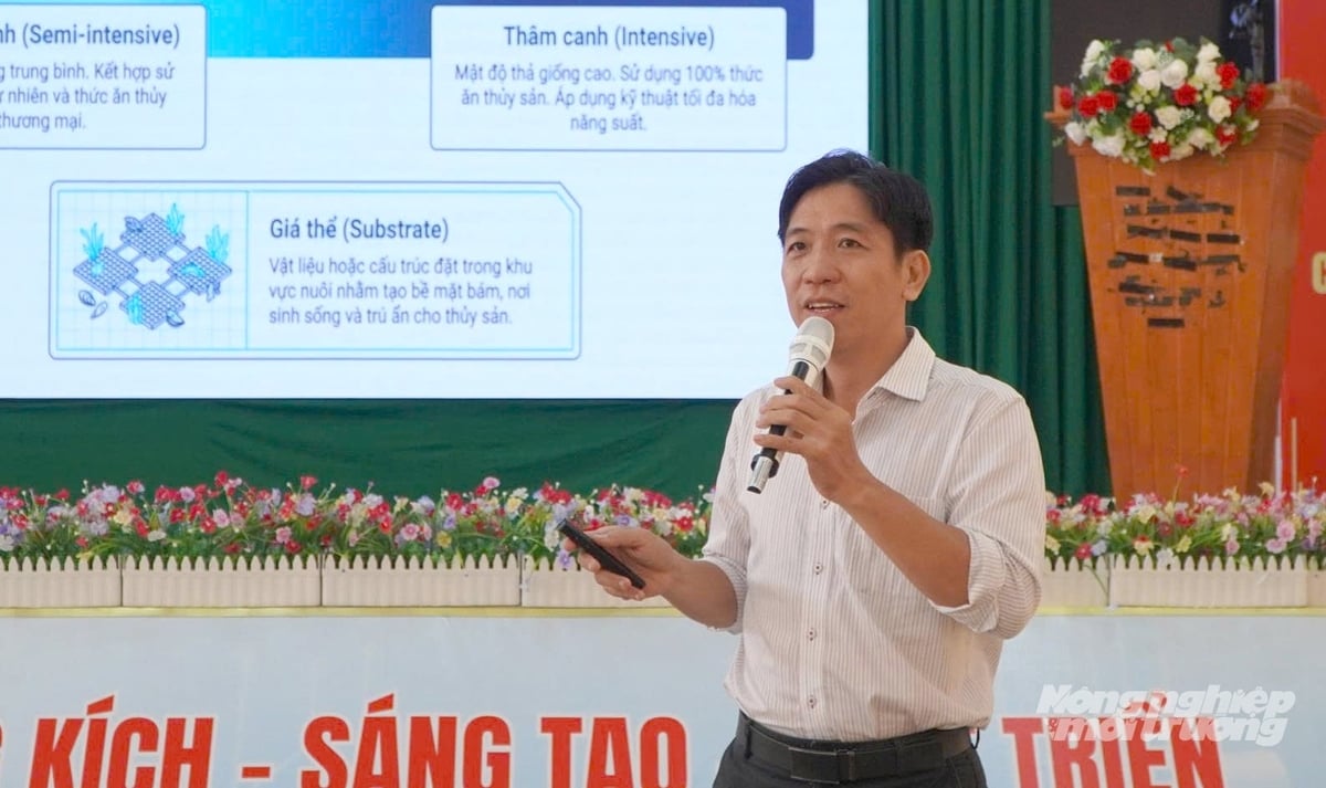 Ông Đinh Công Khánh trình bày các quy định về hình thức nuôi, điều kiện cơ sở nuôi và yêu cầu quản lý trong hoạt động nuôi trồng thủy sản. Ảnh: Lê Bình.