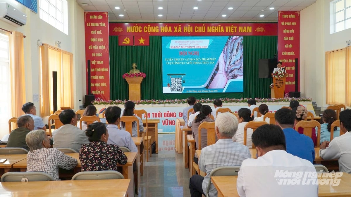 Người dân xã Bình Khánh tham dự hội nghị tuyên truyền, phổ biến các quy định pháp luật mới trong lĩnh vực nuôi trồng thủy sản do Chi cục Thủy sản và Kiểm ngư TP.HCM tổ chức. Ảnh: Lê Bình.