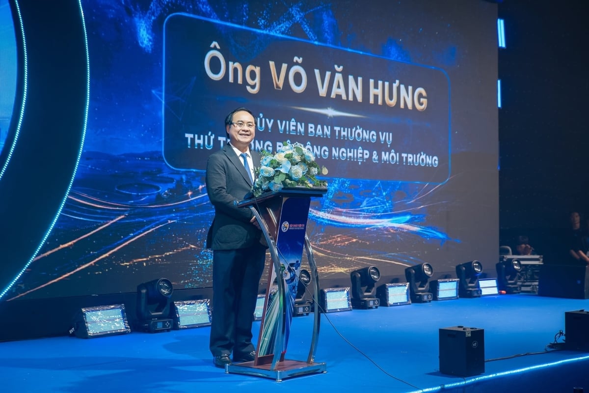Thứ trưởng Bộ Nông nghiệp và Môi trường Võ Văn Hưng mong muốn Tập đoàn Thủy sản Việt Úc tiếp tục giữ vững khát vọng, phát huy tinh thần tiên phong, không ngừng đổi mới sáng tạo và gặt hái nhiều thành công hơn nữa. Ảnh: PV.
