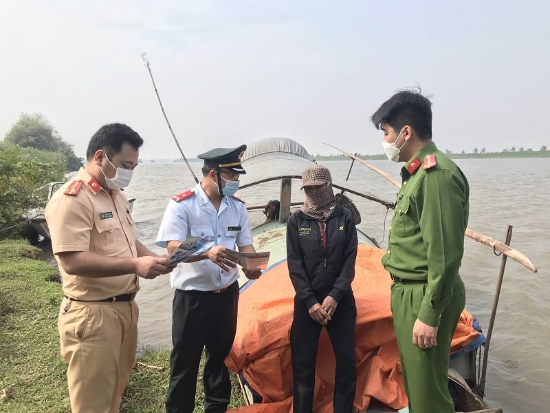 Lực lượng chức năng tuyên truyền, phổ biến quy định pháp luật về phòng ngừa, phát hiện và xử lý hành vi sử dụng chất nổ, xung điện, chất độc và ngư cụ cấm trong khai thác thủy sản. Ảnh: Văn Bình. Lực lượng chức năng tuyên truyền, phổ biến quy định pháp luật về phòng ngừa, phát hiện và xử lý hành vi sử dụng chất nổ, xung điện, chất độc và ngư cụ cấm trong khai thác thủy sản. Ảnh: Văn Bình.